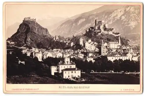 Fotografie Charnaux Frères & Cie., Genève, Ansicht Sion, Gesamtansicht mit der Burgruine und dem Schloss