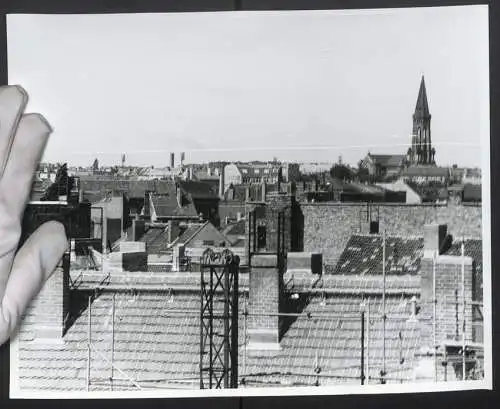 Fotografie unbekannter Fotograf, Ansicht Berlin, Blick über die Dächer nach der Zionskirche, Grossformat 30 x 24cm