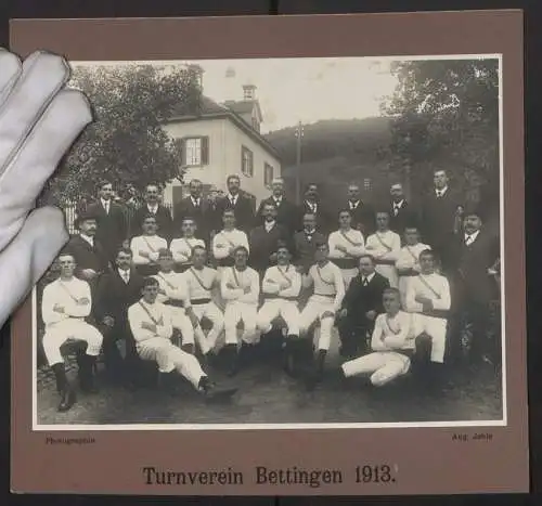 Fotografie Aug. Jehle, Bettingen, Ansicht Bettingen, Männerriege des Turnverein Bettingen 1913 im Sportdress