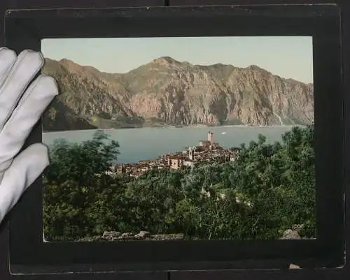 Fotografie Photochrom Zürich, Zürich, Ansicht Malcesine, Blick nach dem Ort mit Bergmassiv am Lago di Garda