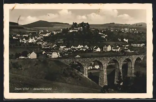 AK Daun /Eifel, Gesamtansicht mit Viadukt