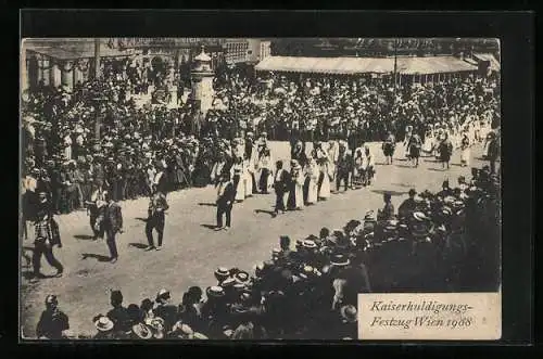 AK Wien, Junge Frauen und Männer laufen beim Kaiserhuldigungsfestzug 1908 durch die Strassen der Stadt