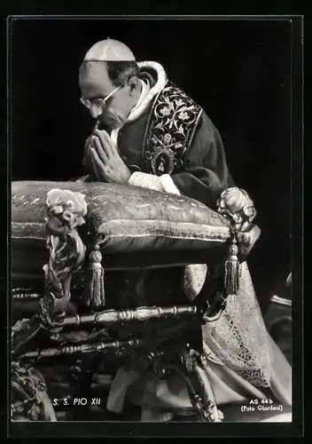 AK Papst Pius XII. kniet zum Beten nieder