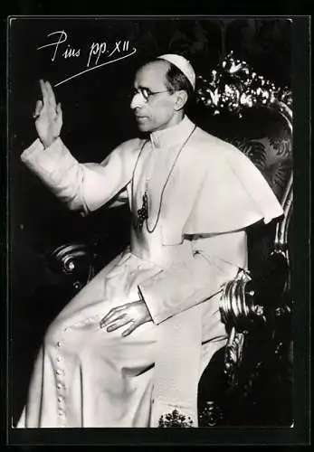 AK Papst Pius XII. erhebt sitzend die Hand