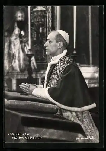 AK Papst Pius XII. kniet betend nieder