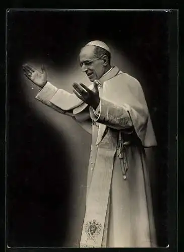 AK Portrait Papst Pius XII. in weisser Soutane