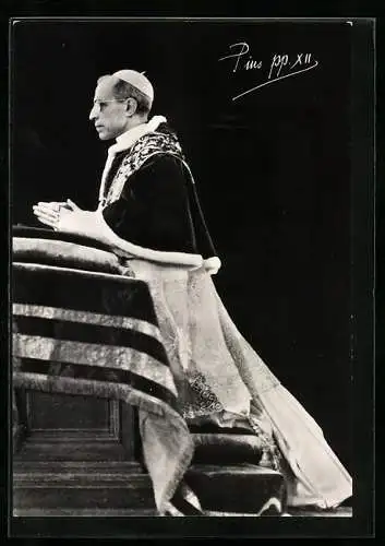 AK Papst Pius XII. kniet zum Gebet