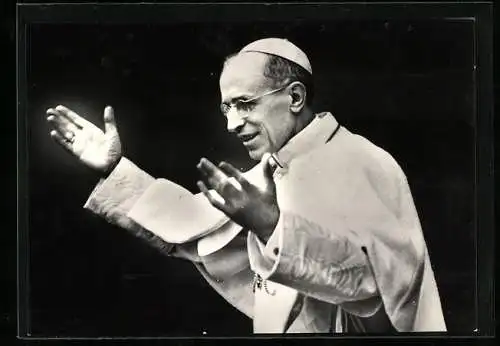 AK Papst Pius XII. mit erhobenen Händen