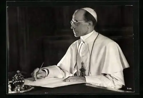 AK Papst Pius XII. mit Papier und Schreibfeder