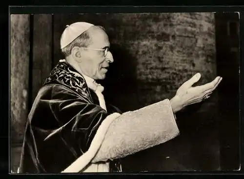 AK Papst Pius XII. mit erhobener rechter Hand