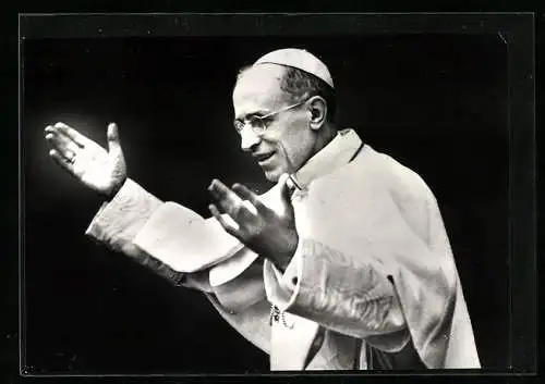 AK Papst Pius XII. mit ausgestreckten Armen