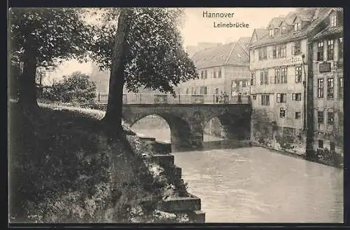 AK Hannover, Partie an der Leinebrücke mit Blick auf die alten Häuser