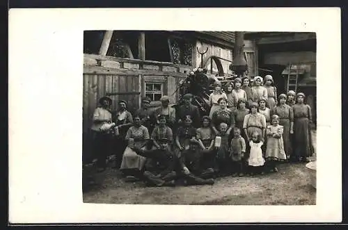 Foto-AK Lokomobil, davor Landwirts-Familie und landwirtschaftliche Helferinnen