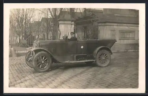 Foto-AK Auto hält am Strassenrand vor einem Tor