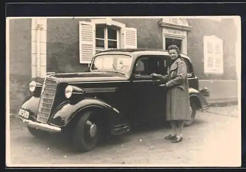 Foto-AK Opel Auto, Dame an der Fahrertür