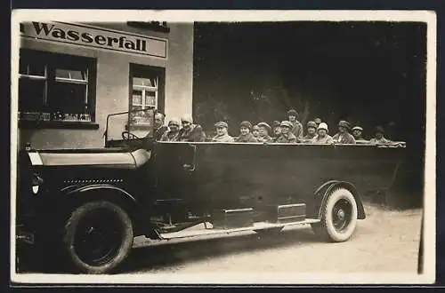 Foto-AK Benz Postbus mit Reisegruppe am Gasthaus zum Wasserfall