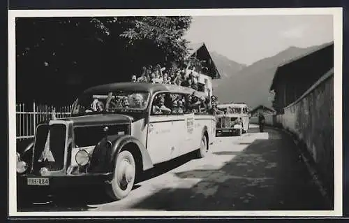 Foto-AK Magirus Bus mit fröhlich grüssender Reisegruppe