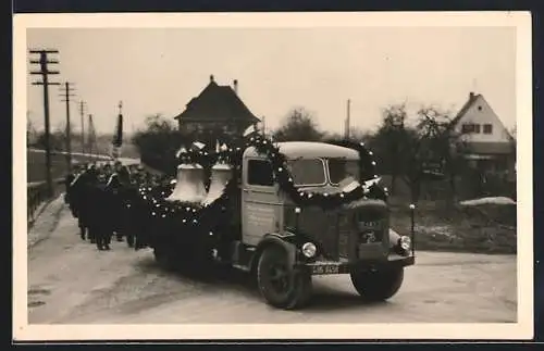 Foto-AK M.A.N. LKW mit Kennzeichen F06-6458, geschmückt für eine Glockenweihe