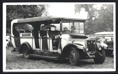 Foto-AK Dennis Bus auf einem Parkplatz