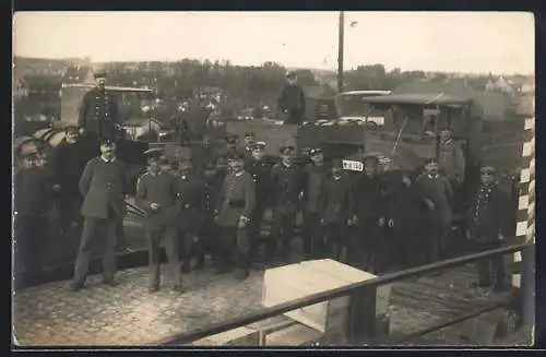 Foto-AK LKW werden auf eine Militärbahn verladen