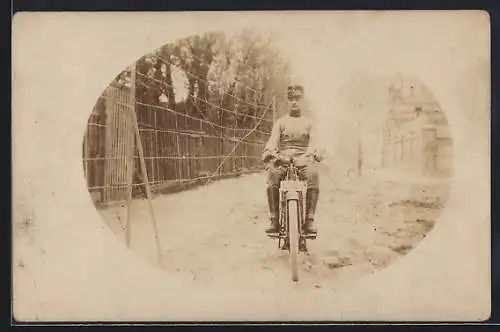 Foto-AK Österreichischer Soldat Karl Zdenek auf Motorrad mit Kennzeichen AII 814