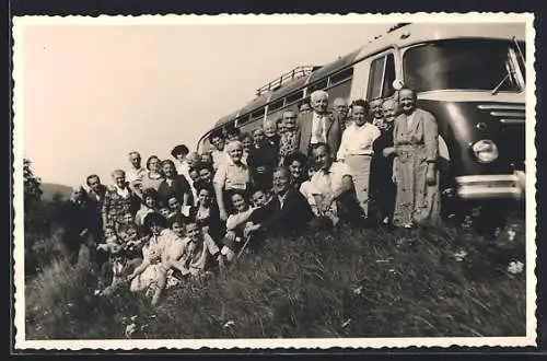 Foto-AK Bus, davor eine Reisegruppe bei der Rast