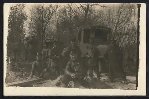 Foto-AK Militär LKW, Soldaten bei einer Rast im Balkan