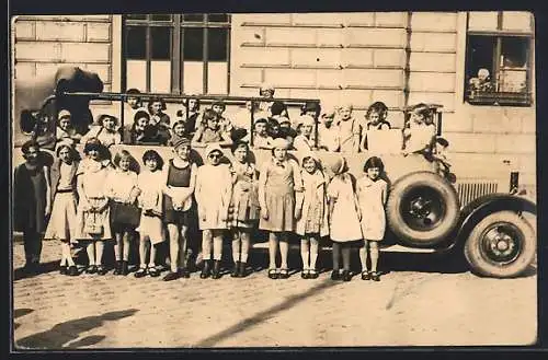 Foto-AK Bus, davor Kinder im Sonnenschein