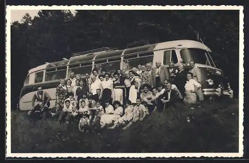 Foto-AK Bus hält für ein Erinnerungsfoto der Reisegruppe