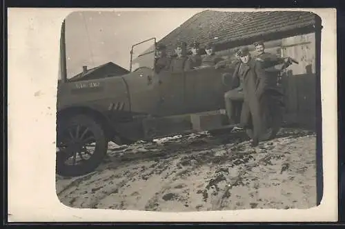 Foto-AK Soldaten im Auto mit der Aufschrift El 287