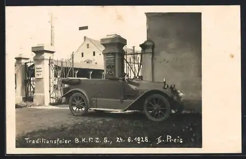 Foto-AK Militär Auto der Brigade Kraftfahrzug 3 vorm Kasernentor, Traditionsfeier, II. Preis