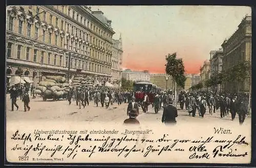 AK Wien, Strassenbahn auf der Universitätsstrasse, einrückende Burgmusik