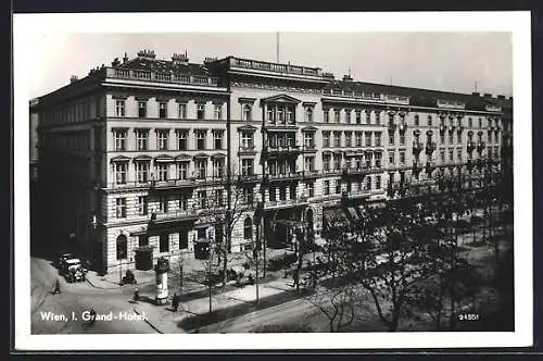 AK Wien, Grand-Hotel mit Strasse aus der Vogelschau