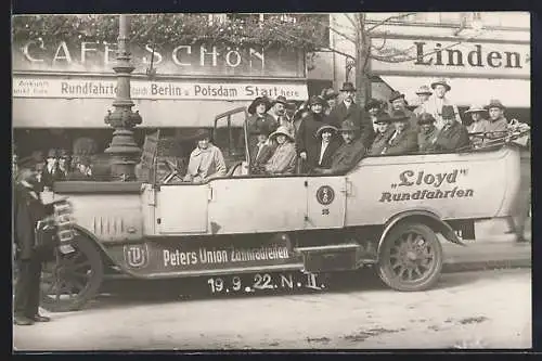 Foto-AK Lloyd Bus, Berlin-Rundfahrten, davor ein AK-Verkäufer