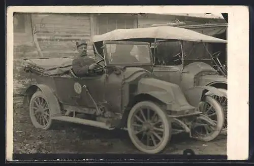 Foto-AK Auto des Militärs, Soldat am Steuer