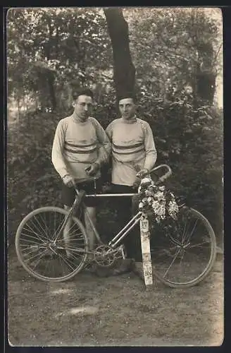 Foto-AK Zwei Radsportler, Siegerkranz am Rennrad