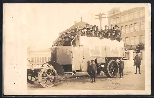 Foto-AK LKW mit vollbesetzter Ladefläche der Cigarren-Firma Samum