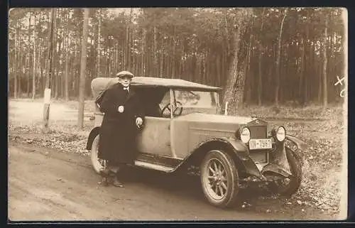 Foto-AK Fiat Auto am Wegesrand, der Fahrer am Rauchen, Kennzeichen IIH-7962