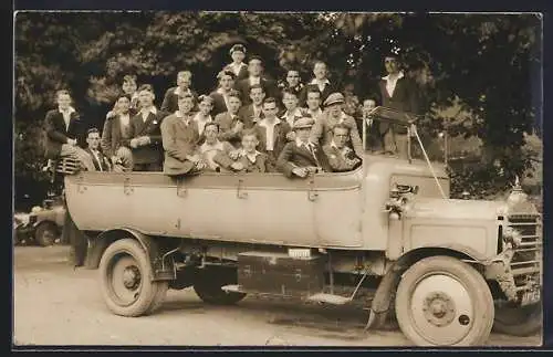 Foto-AK Daimler Autobus mit offenem Verdeck, vollbesetzt mit jungen Männern