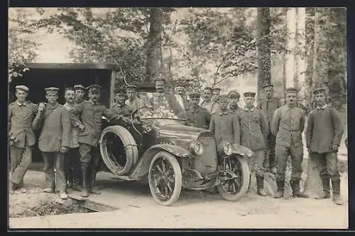 Foto-AK Opel Militär-Auto mit offenem Verdeck vor einer Garage