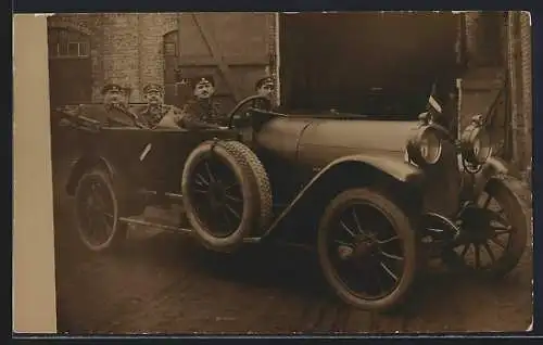 Foto-AK Loreley Militär-Auto mit offenem Verdeck vor einer Garage