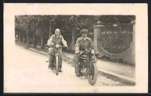 Foto-AK Triumph-Motorräder am Strassenrand, die Fahrer darauf, ein Kennzeichen C 901