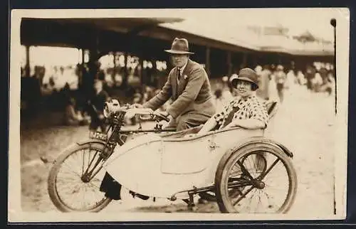 Foto-AK Motorrad mit Beiwagen am Strand, ein Ehepaar darin, Kennzeichen BJ2423