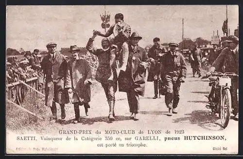 AK Motorrad nach edem Grand-Prix du Moto-Club de Lyon 1923, der Sieger Saetti wird daneben getragen