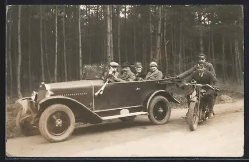 Foto-AK Ardie Motorrad und Opel-Cabriolet auf einer Landstrasse