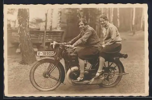 Foto-AK DKW Motorrad mit dem Kennzeichen V-18900, zwei Frauen darauf