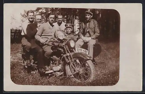 Foto-AK BSA Motorrad mit V-Motor auf einer Wiese, mit Beiwagen