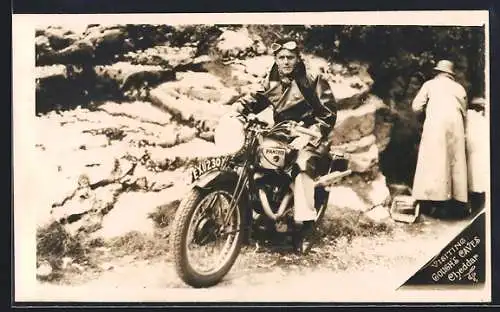 Foto-AK Panther-Motorrad mit dem Kennzeichen EXU230, Mann in Lederjacke am Steuer