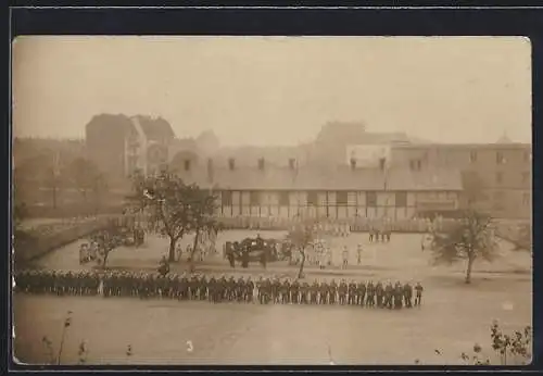 Foto-AK Freiburg i. Br., Artillerie-Kaserne, Soldaten in Aufstellung