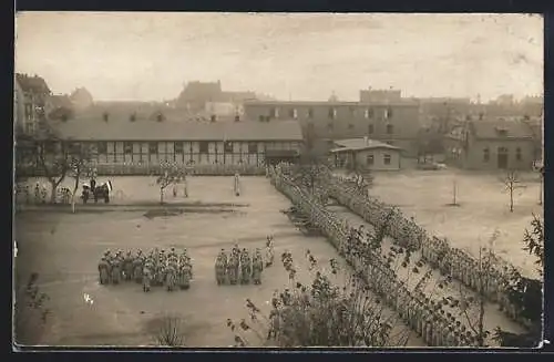 Foto-AK Freiburg i. Br., Artillerie-Kaserne, Soldaten in Aufstellung mit Artillerie